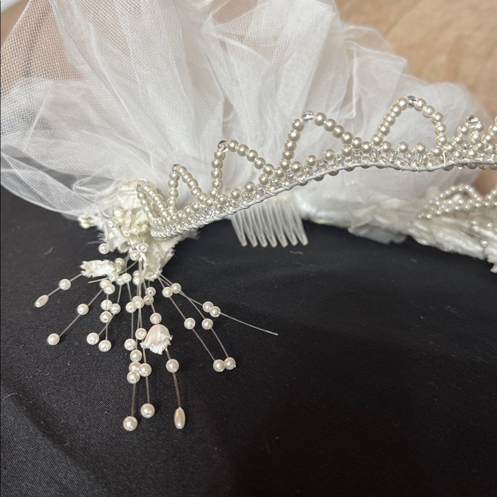 Vintage Pearl Beaded Bridal Headpiece with Veil & Floral Accents - Picture 3 of 5